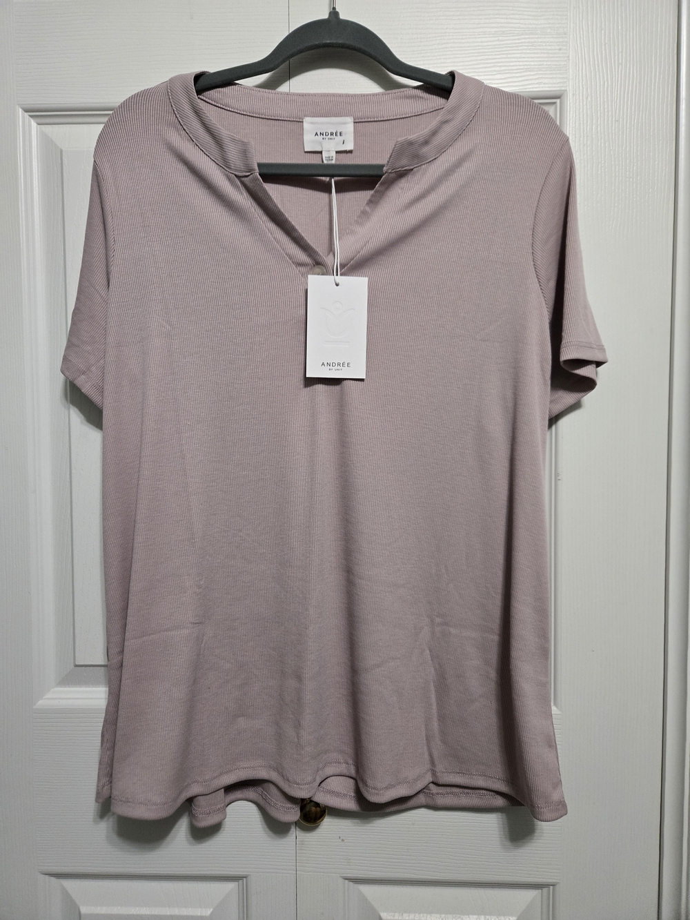 ANDREE BY UNIT Pearl Gray Short Sleeve V-Neck Top